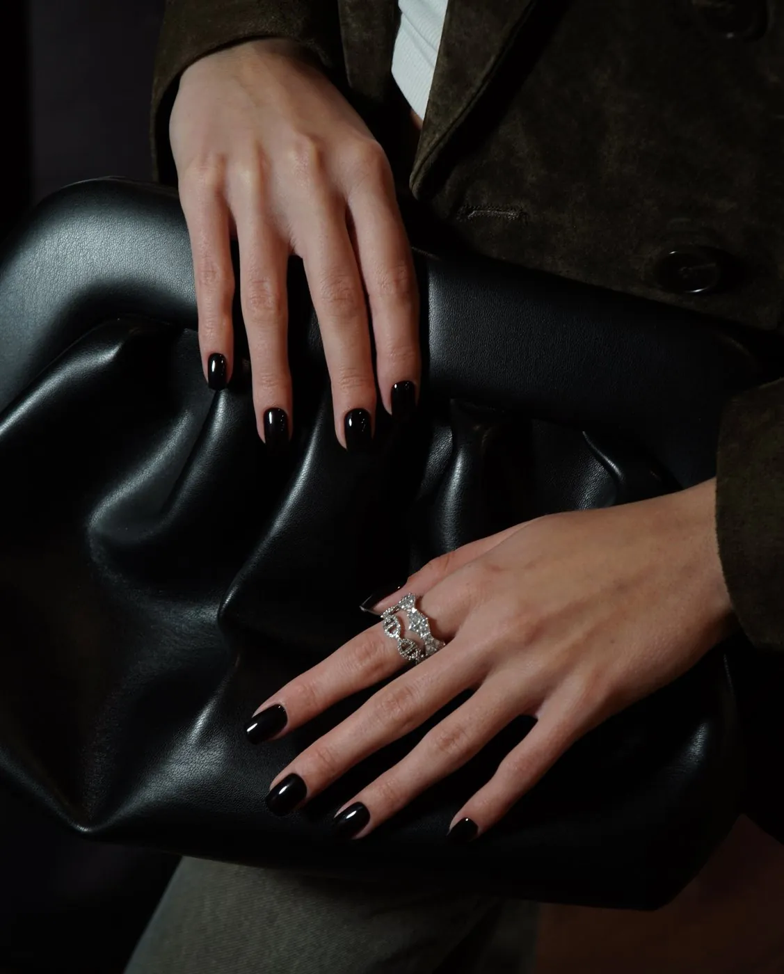 Melns manikīrs — IVANNA Nail Studio