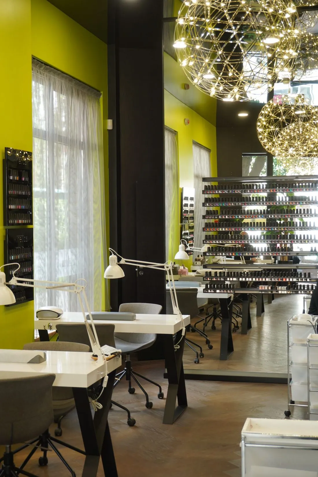 IVANNA Nail Studio manikīra zāle ar lustrām un laima sienām