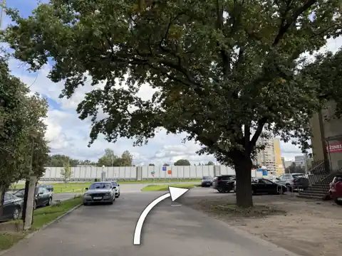 Ceļš līdz IVANNA Nails studijas ieejai Braslas ielā 29 — bulta rāda virzienu